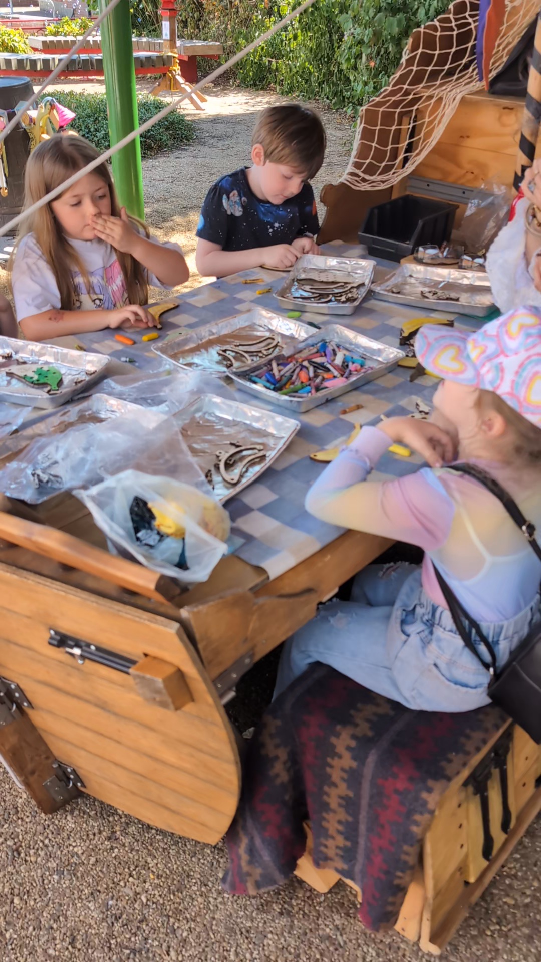 Children making crafts together at Project40Seven